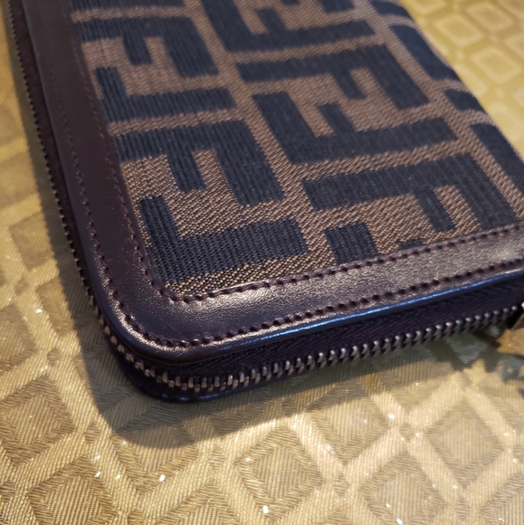 FENDI ZIP AROUND LONG WALLET - Picture 5 of 12
